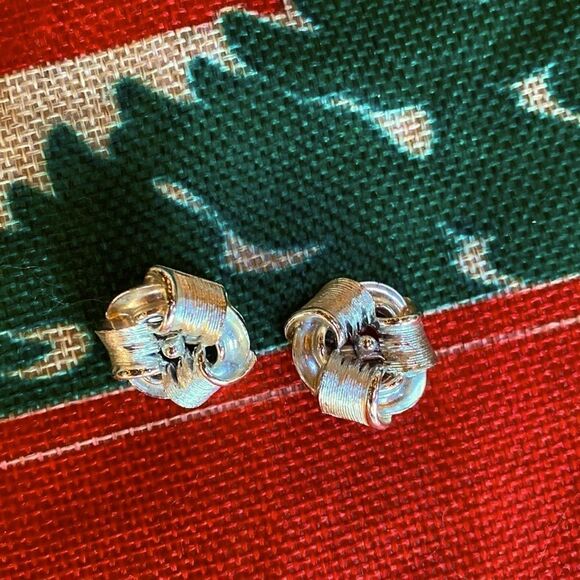 Vintage Lisner Silver tone Clip On Earrings - Picture 1 of 6
